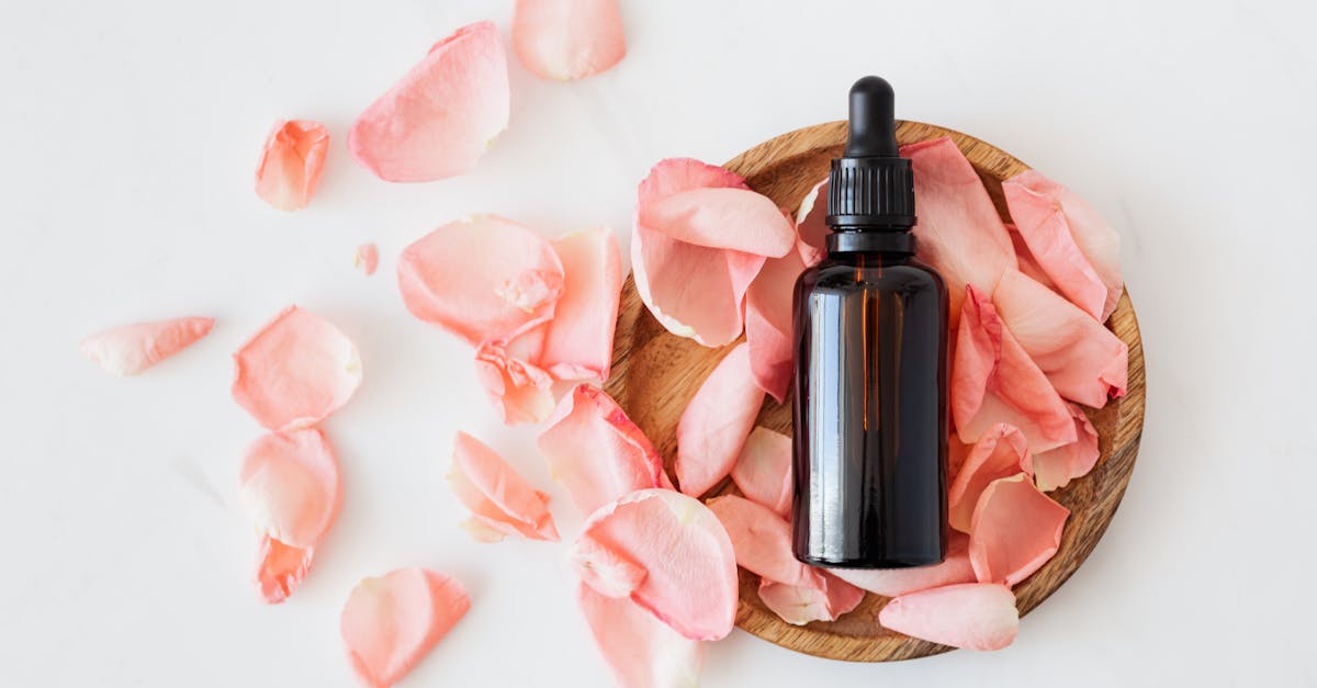 découvrez les bienfaits des huiles essentielles pour la peau et comment elles peuvent être utilisées dans votre routine de soins.
